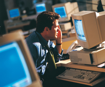 Persona en la oficina frente al ordenador